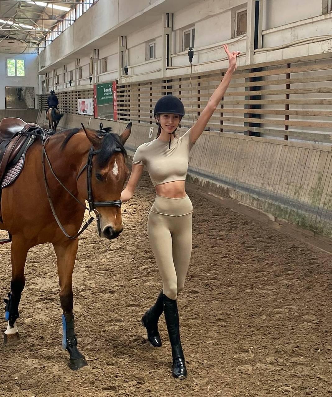 Türkiye Güzellik Kraliçesi, kendisine at hediye aldı! Şimdi de atçılığa merak sardı 5